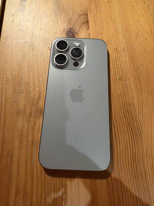 iPhone 15 Pro 128 GB – uszkodzona szybka – 85% baterii – sprawny