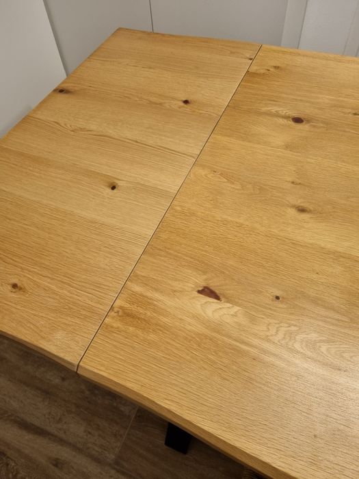 Mesa de madeira e cadeiras