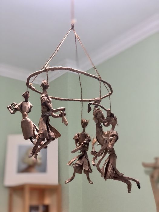 Espanta espiritos africano feito em folhas secas