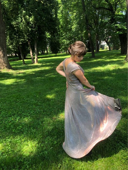 Вечірня сукня максі.