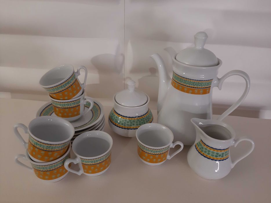 Serviço de café moderno com bule, açucareiro, leiteira e 6 chávenas