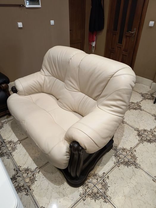 Шкіряні дивани і Деревяний стіл з масиву