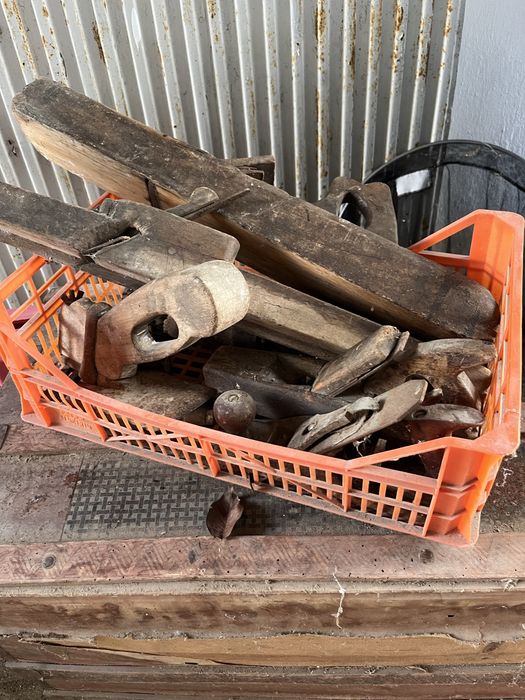 Aplainas e material carpintaria