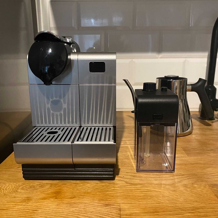 Ekspres kawa Nespresso DeLonghi Lattissima+ EN 520.S + kapsułki