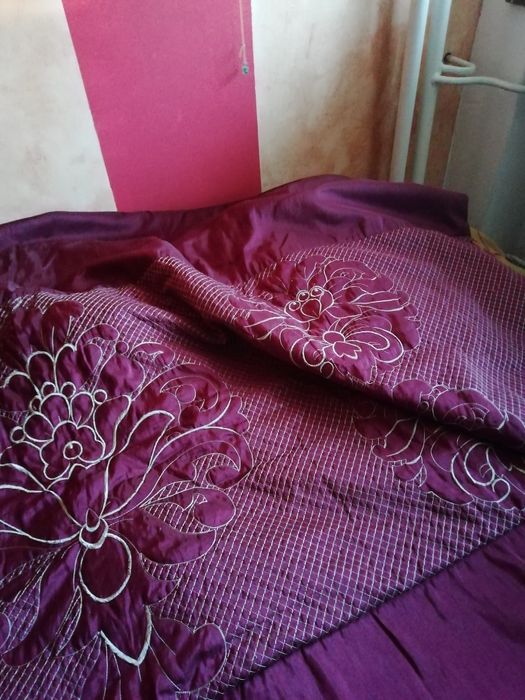 Dwustronna narzuta na łóżko