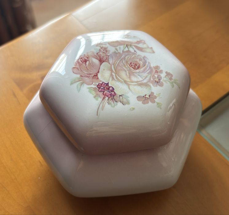 Guarda-joias com flores rosa