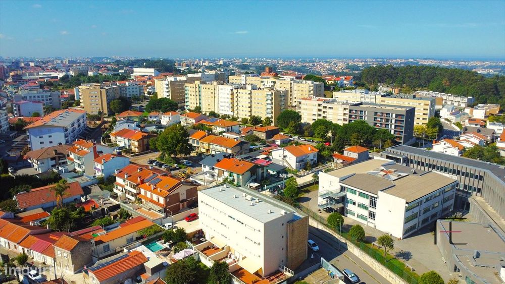 T3+1 com vivência de moradia, garagem fechada e terraço exclusivo de 8