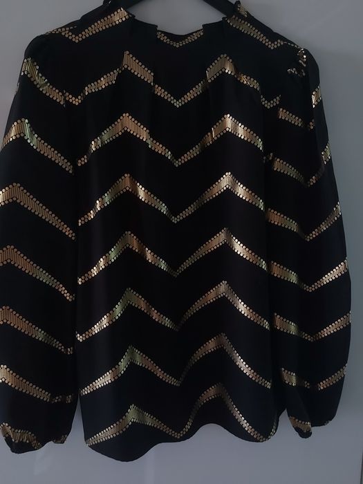Blusa preta com listras douradas nova M