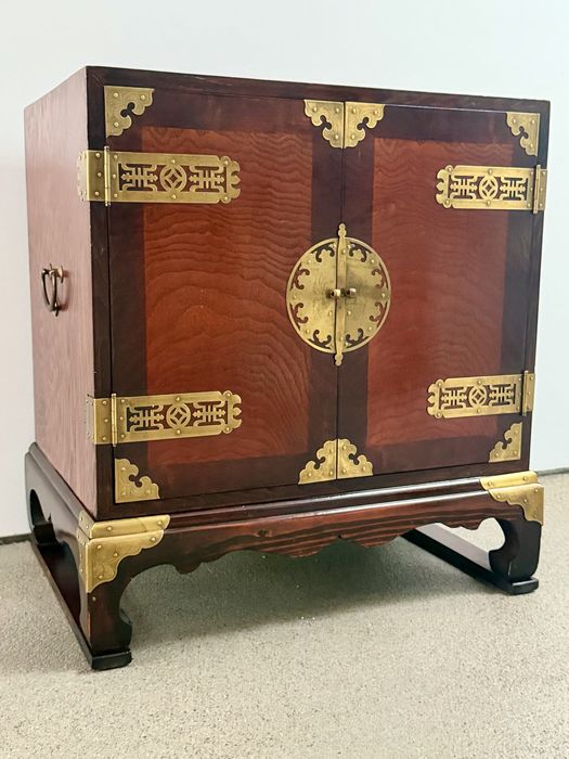 Zjawiskowa szafka koreańska Bandaji styl Joseon lite drewno zelkowa mosiężne okucia unikatowy stolik nocny komoda vintage Niesamowity antyk premium