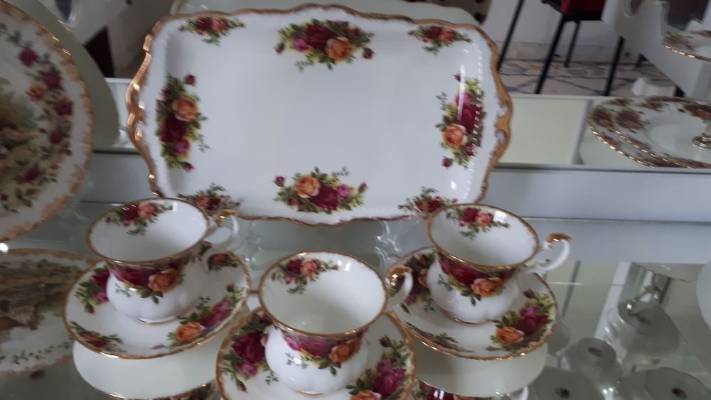 Travessa torradas + 3 chávenas café Royal Albert