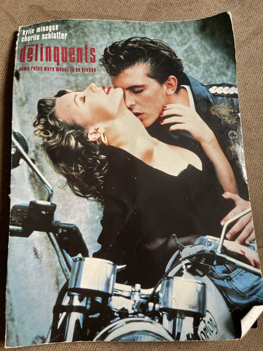 Вінтажний журнал , офіційна книга за фільмом «The Delinquents» (1989) за участю Кайлі Міноуг (британське видання)
