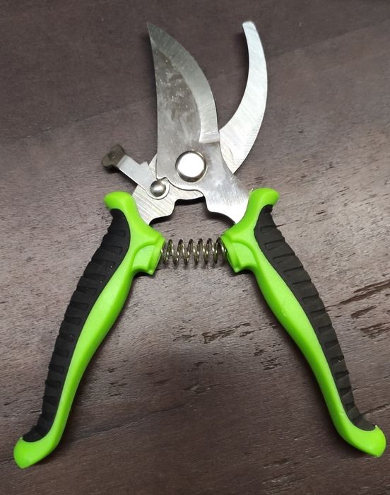 Секатор для кущів