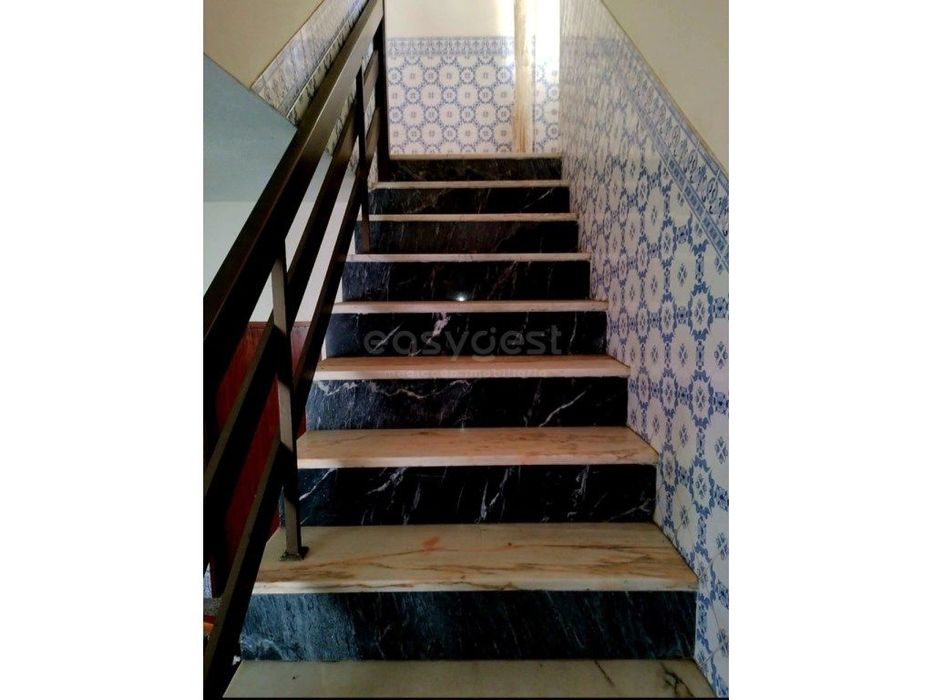 Moradia duplex espaçosa com 5 quartos e varanda - Lagoaça