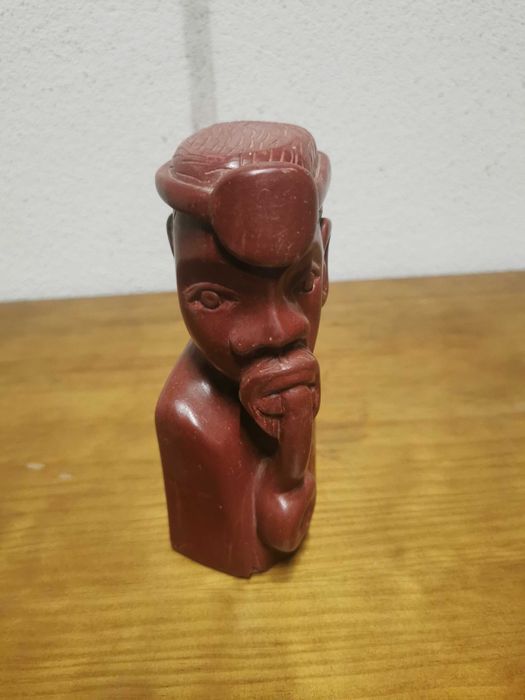 Estatueta em pedra avermelhada... pedra da Calunda.