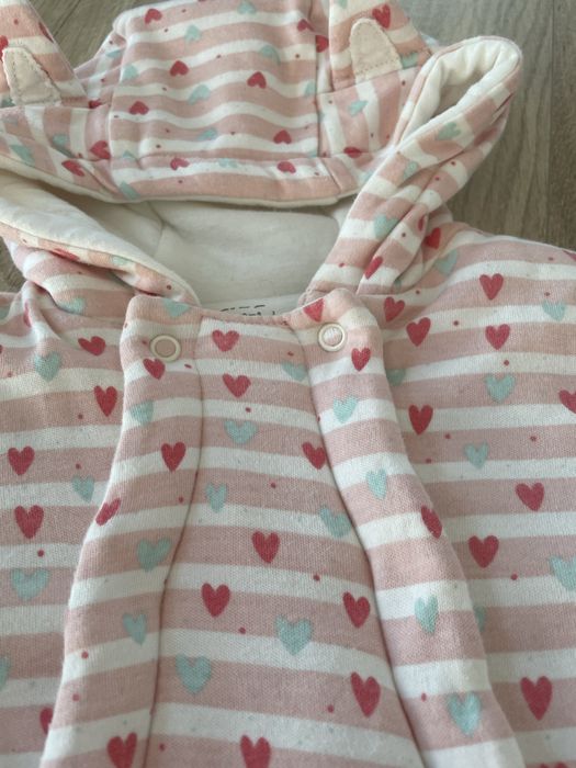 Kombinezon w serduszka dla dziewczynki