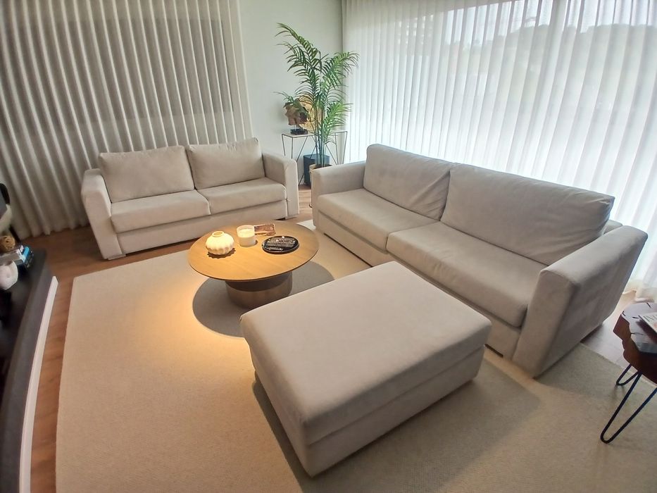 Conjunto dois sofas e um pufe
