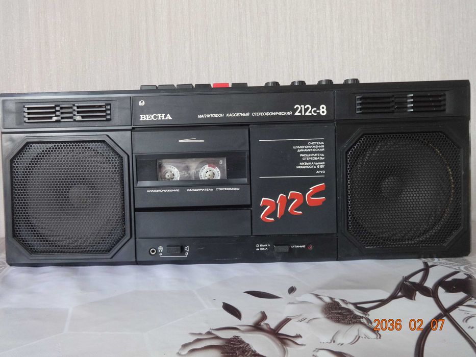 Стереофонический переносной кассетный магнитофон "Весна М-212С-8"