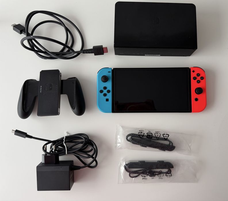 Konsola Nintendo Switch Oled czerwono - niebieska