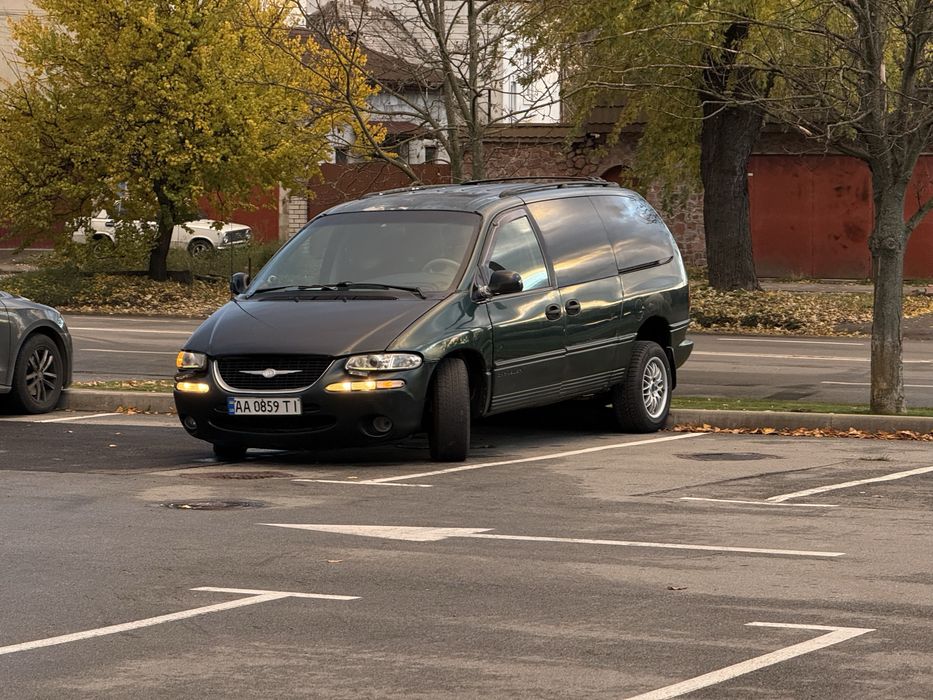 Chrysler town-country
