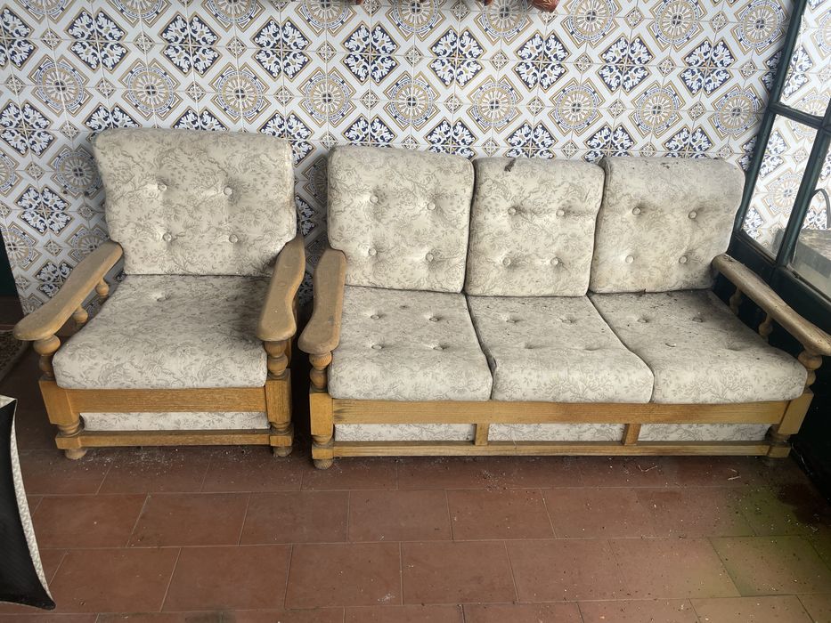 Conjunto sofá e cadeirão rustico em madeira para restauro