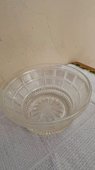 Taça profunda/saladeira em vidro moldado (ou cristal de menor densidade) transparente. Apresenta lapidação/relevo geométrico exterior