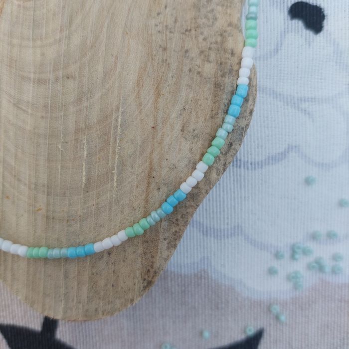 Colar de missangas tons mar & branco