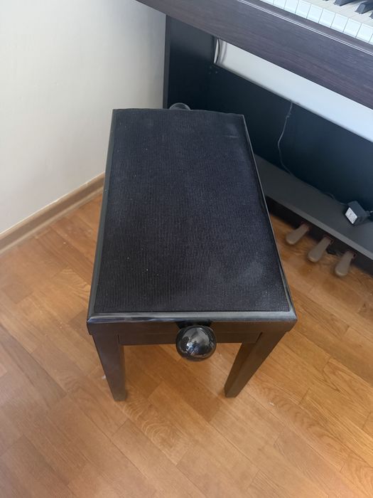 Piano Yamaha com banco