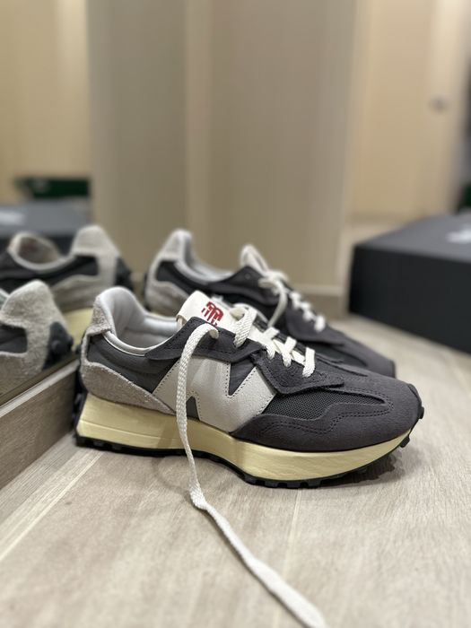 Жіночі оригінальні кросівки New Balance U327WRF