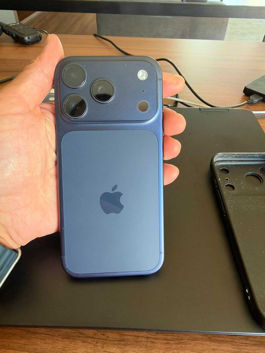 iPhone 17 Pro 256 GB Azul Escuro – Como Novo, com Caixa e Carregador