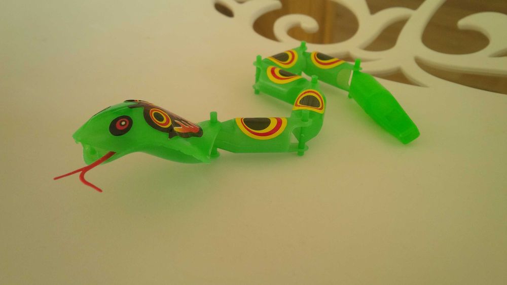 Wąż segmentowy plastikowy zielony z gazetki Scooby-Doo jak nowy