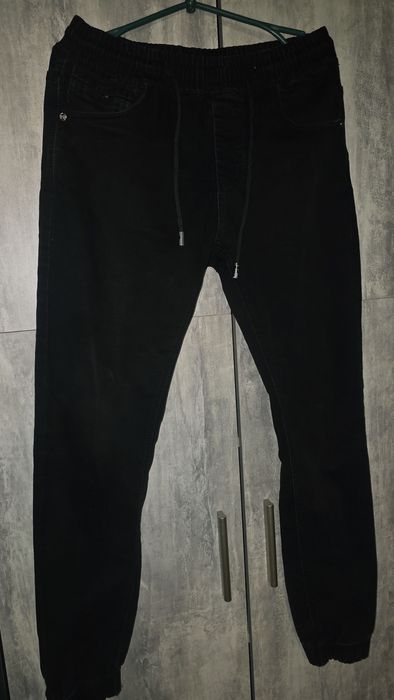 Штани джинси чорні трішки маються потертості