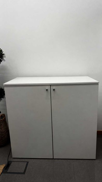 Móvel branco com duas portas