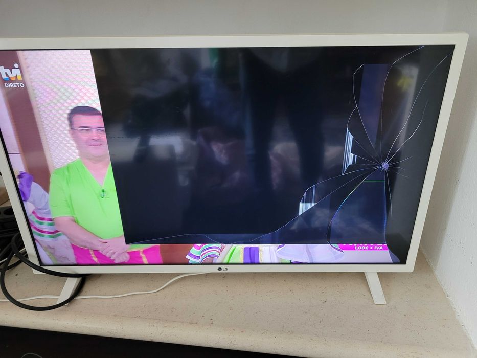 TV LG 32LQ63806LC a funcionar mas com tela partida
