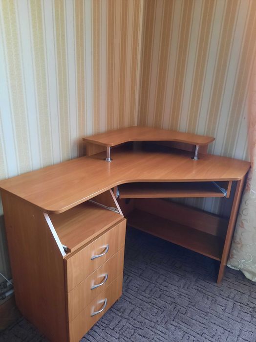 Стіл письмовий кутовий