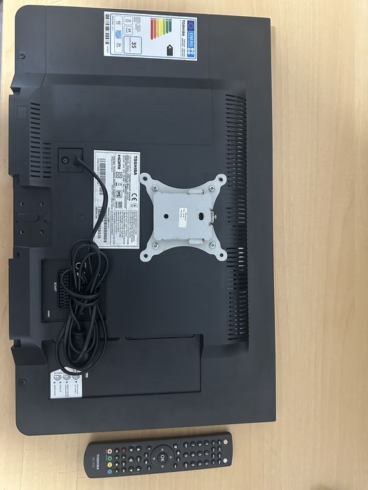 LCD TOSHIBA DE 24 POLGADAS COM COMANDO E SUPORTE DE PAREDE