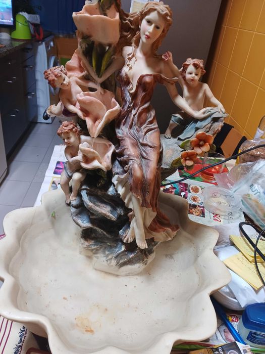 Estatueta antiga - Fonte elétrica inspirada nas esculturas de Giuseppe Armani