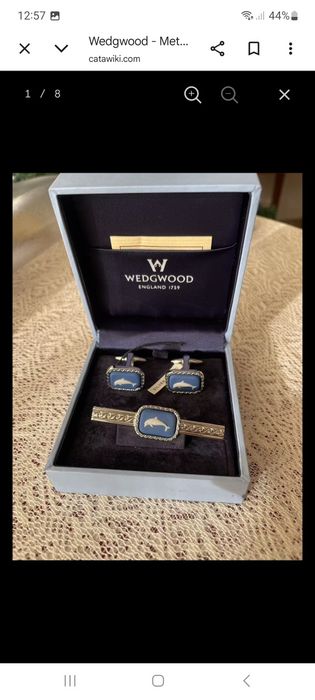 Conjunto Wedgwood Jasperware Azul com Golfinho – Botões de Punho e Prendedor de Gravata – Prateado