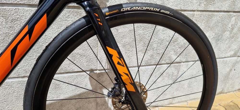 Bike KTM Revelator Alto Elite F12 com rodas carbono