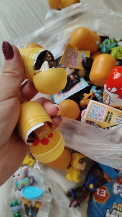 Zestaw zabawek z Kinder niespodzianka, mix