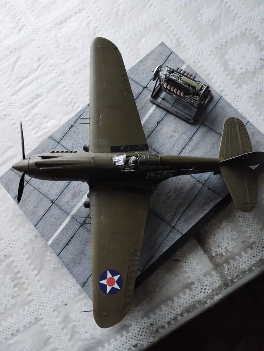 makieta lotniska z samolotem P-40B