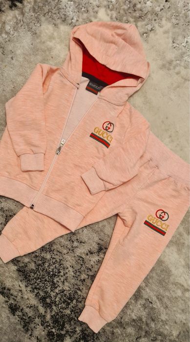 Dziewczęcy różowy piękny dresik Gucci r. 92
