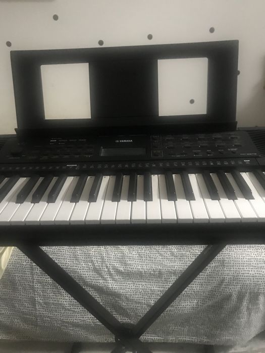 Vendo teclado Yamaha PSR-E273 excelente estado