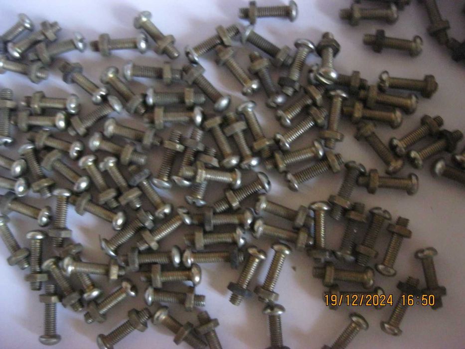 винтики маленькие с  гайками под плоскую  длина 12мм в даметре 3мм
