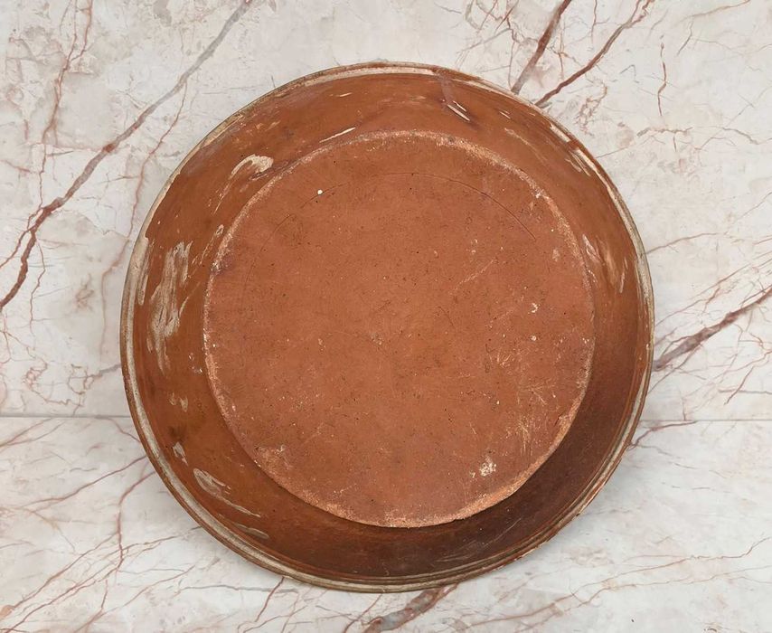 GRANDE PRATÃO ANTIGO EM BARRO  - ALGUMAS MARCAS DO TEMPO - DIÂMETRO - 44 CM