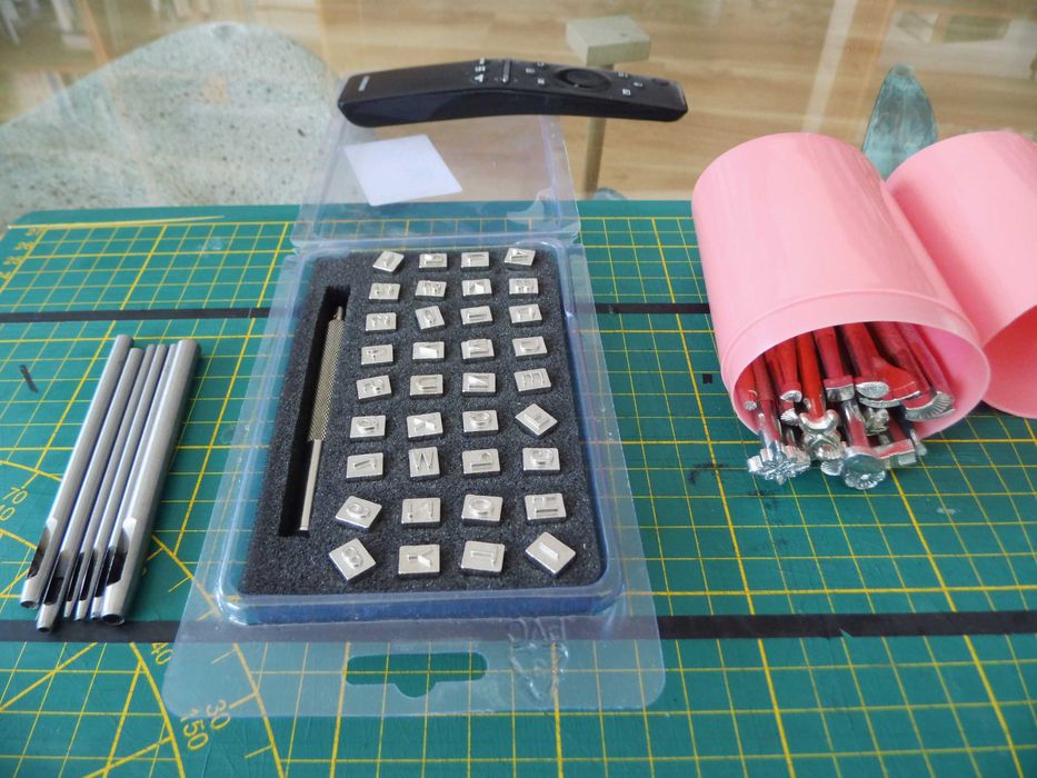 Stemple. Wycinaki. Liternictwo. Skóra. Opr. książek. Introligatorstwo.