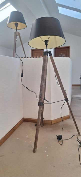 Candeeiros de pé em madeira