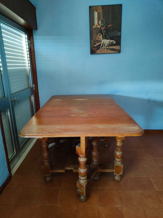 Mesa rectangular em madeira