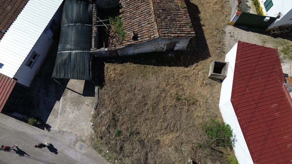Moradia com terreno no centro da Carapinheira para reconstrução