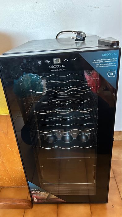 Vendo arca para vinhos