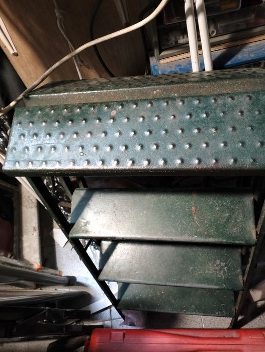 Escadote verde em ferro